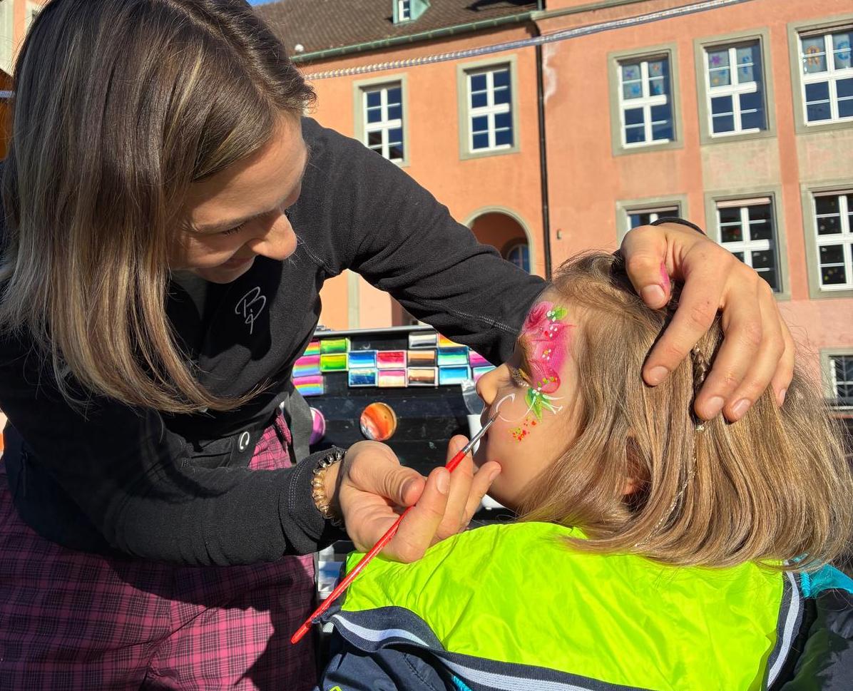Isa beim Kinderschminken am Chlausmärt