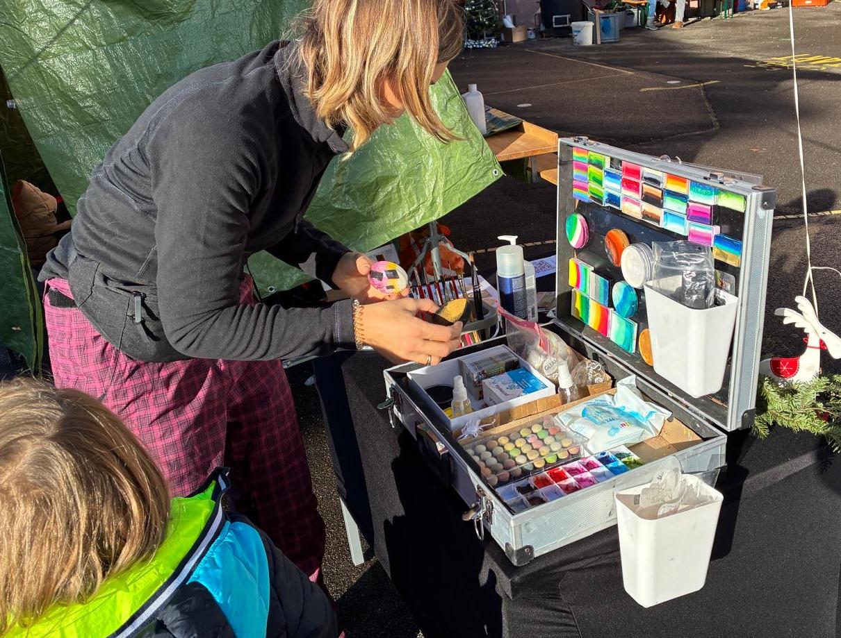 Stand am Chlausmärt Dübendorf mit Farbpalette