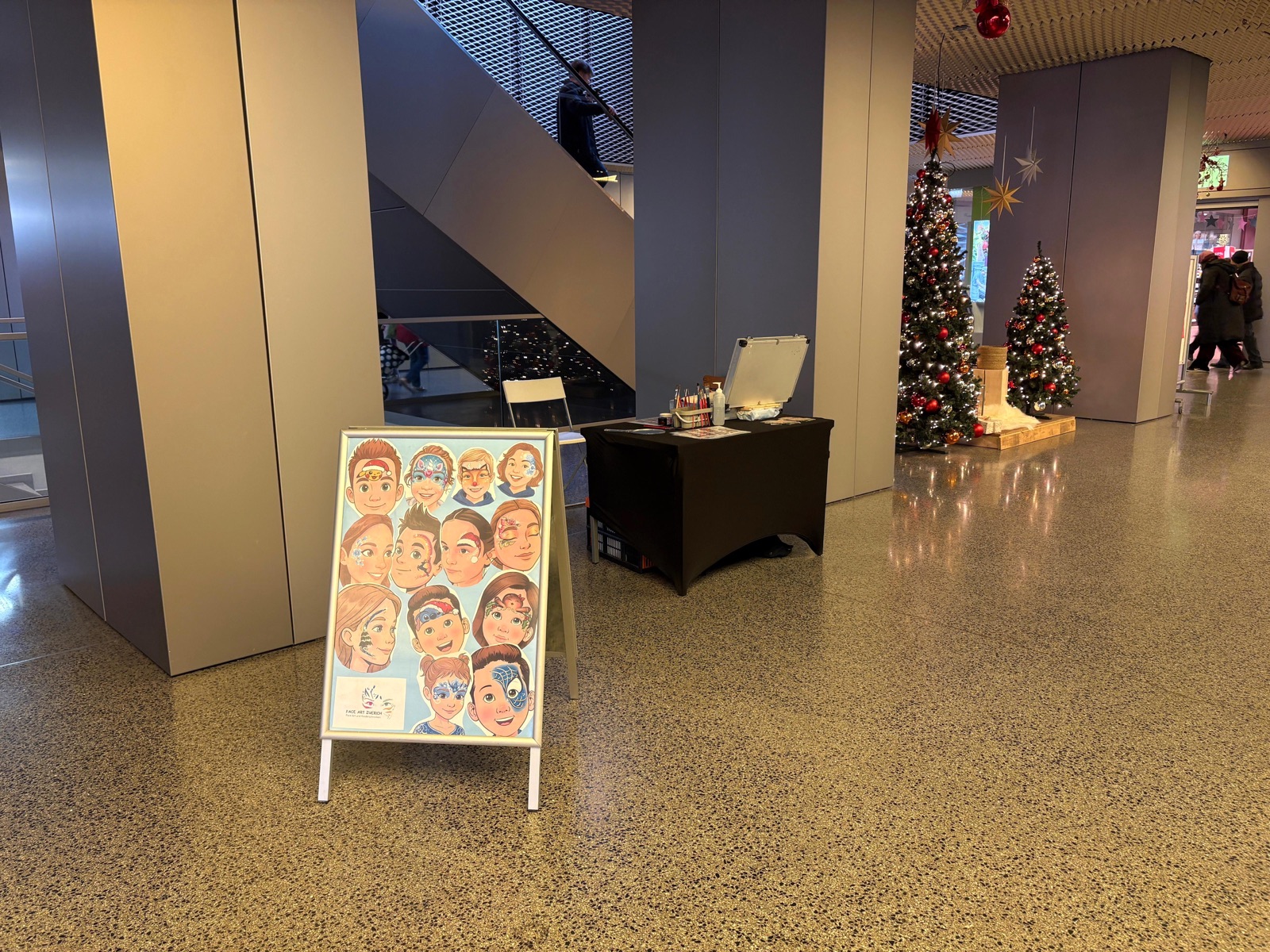 Stand im Illuster mit Weihnachtsbaum