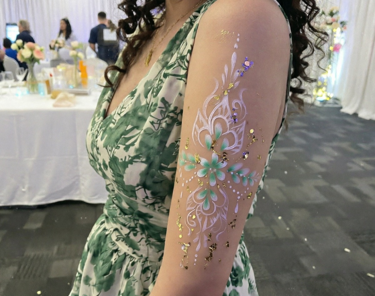Florale Body Art mit Blattgold am Oberarm