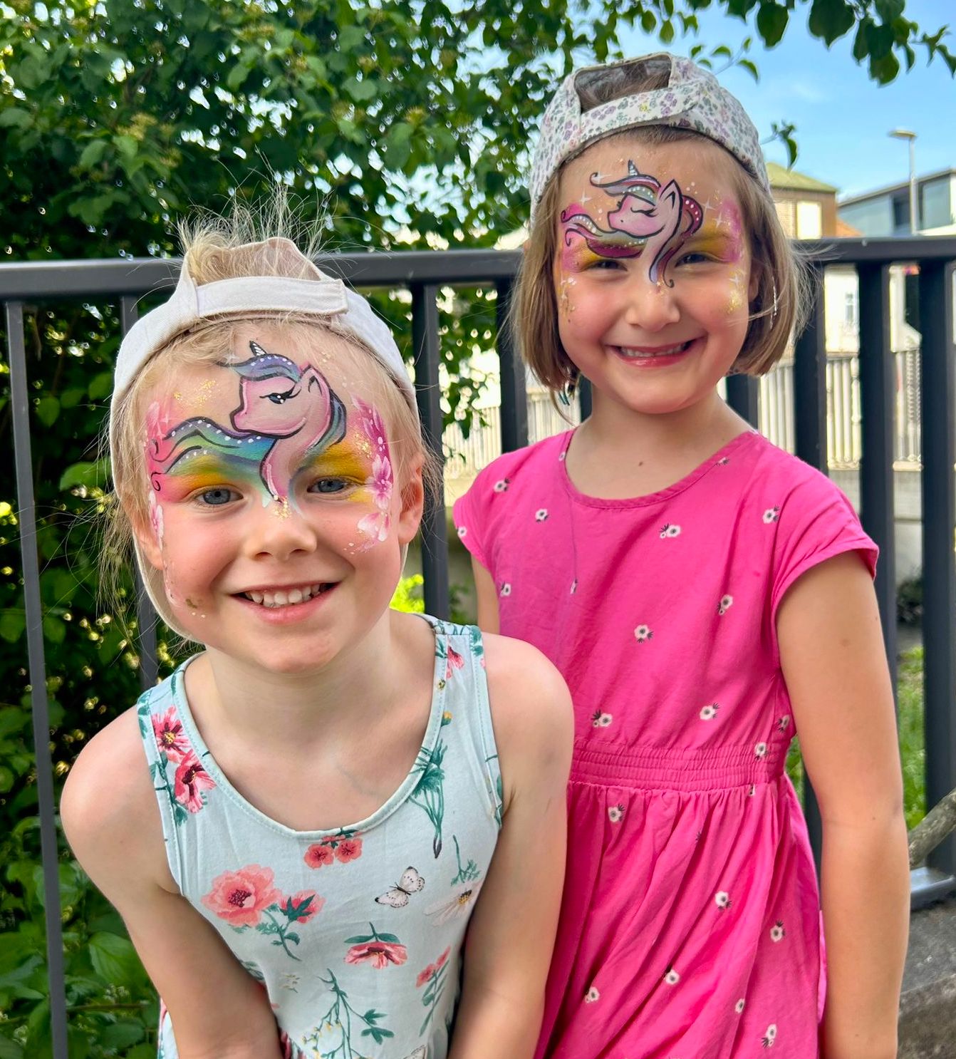 Kinderschminken — zwei Mädchen mit Einhorn-Motiven