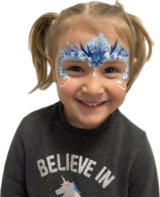 Kind mit Eiskönigin-Kinderschminken und blauer Eiskrone