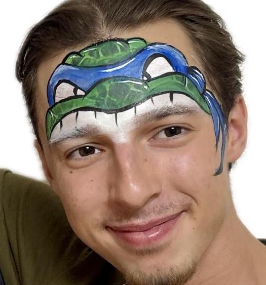 Ninja-Turtle-Face-Art auf der Stirn