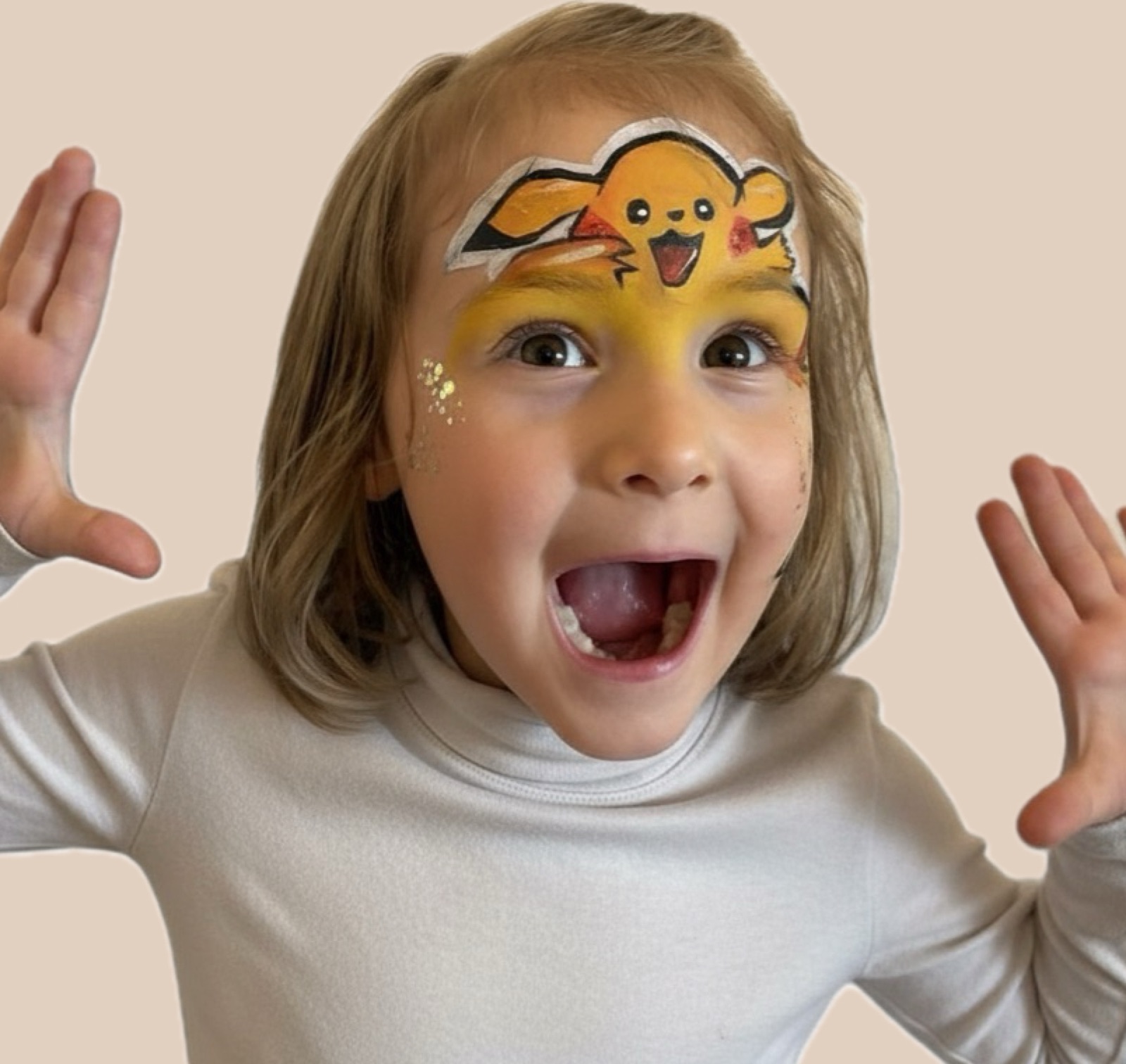 Kind mit Pikachu-Kinderschminken