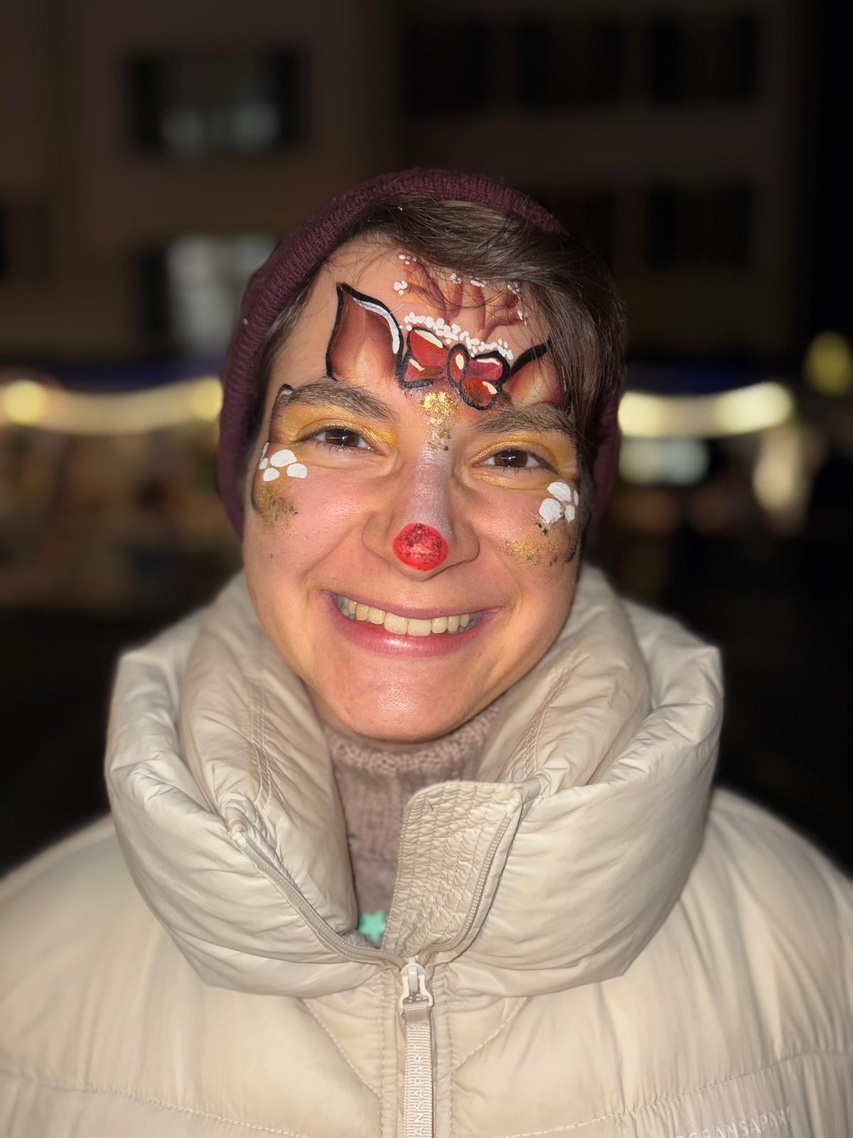 Besucherin mit weihnachtlichem Rentier-Motiv am Chlausmärt