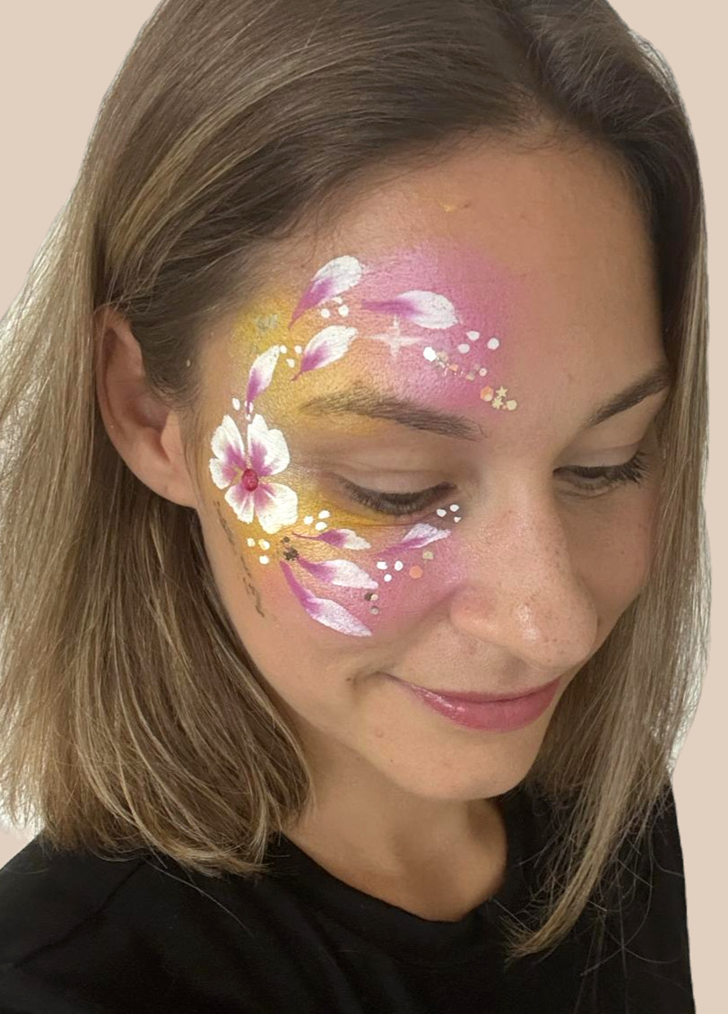 Face Art für Erwachsene — elegante Blumen-Gesichtsbemalung