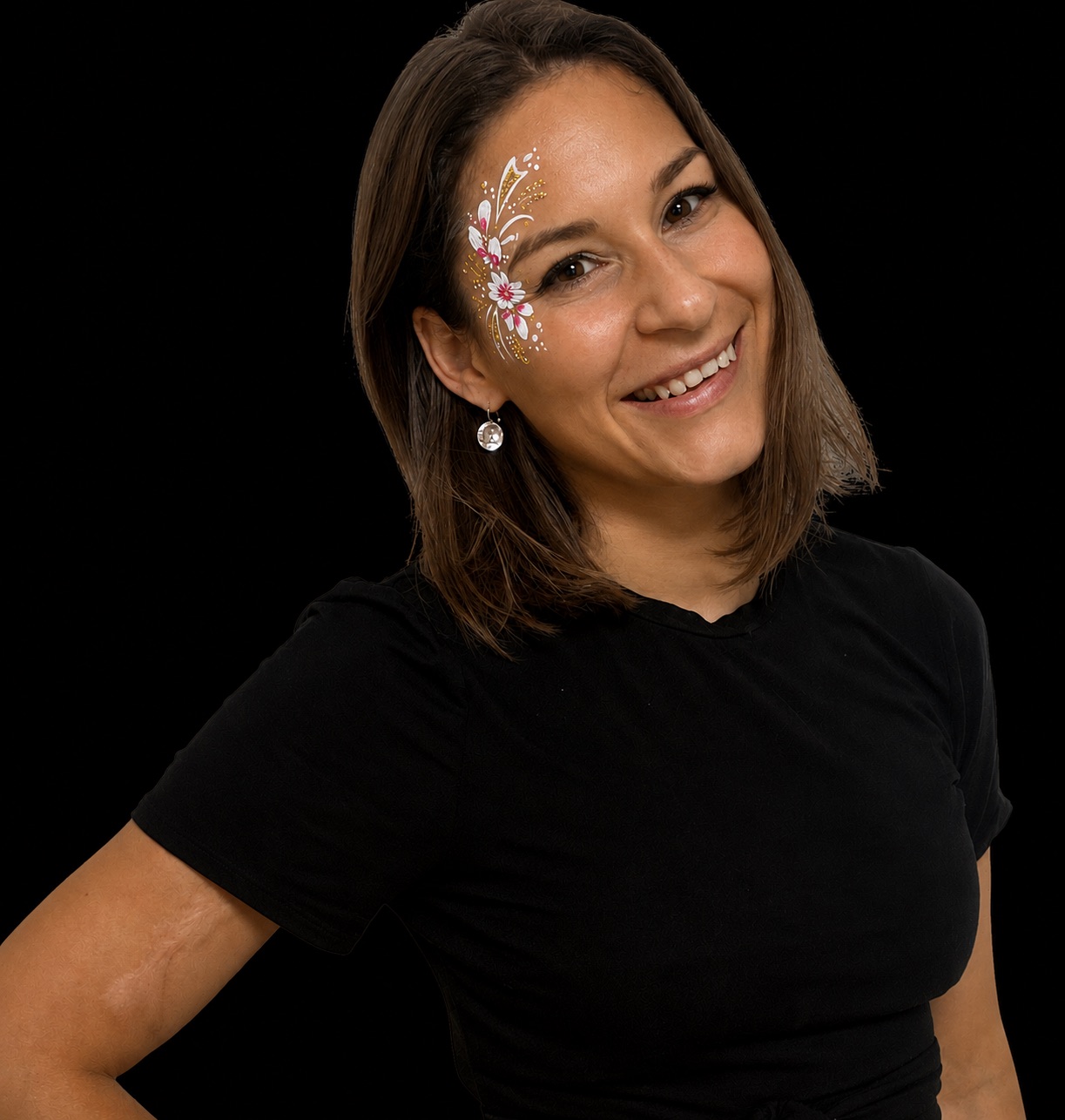 Isa, Künstlerin von Face Art Zürich, mit floraler Face-Art-Bemalung am Auge
